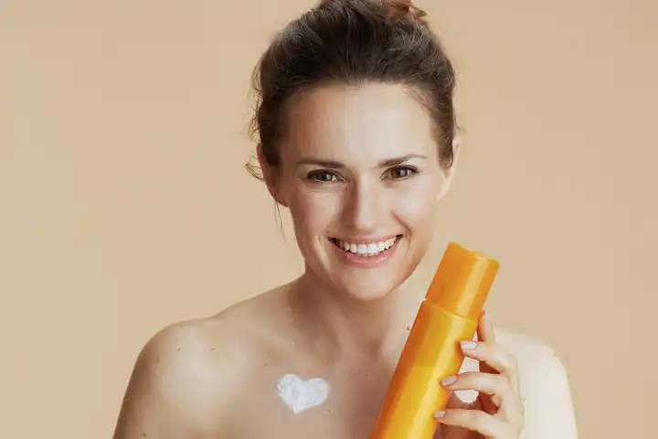 Protecting skin with sunscreen to maintain a glow after 40
